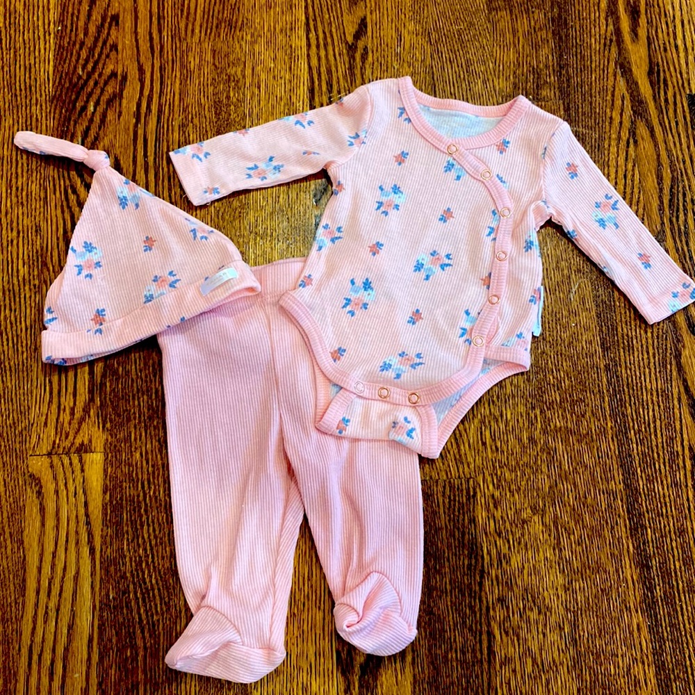 Tahari Baby Newborn Outfit with Matching Hat *NWOT*
